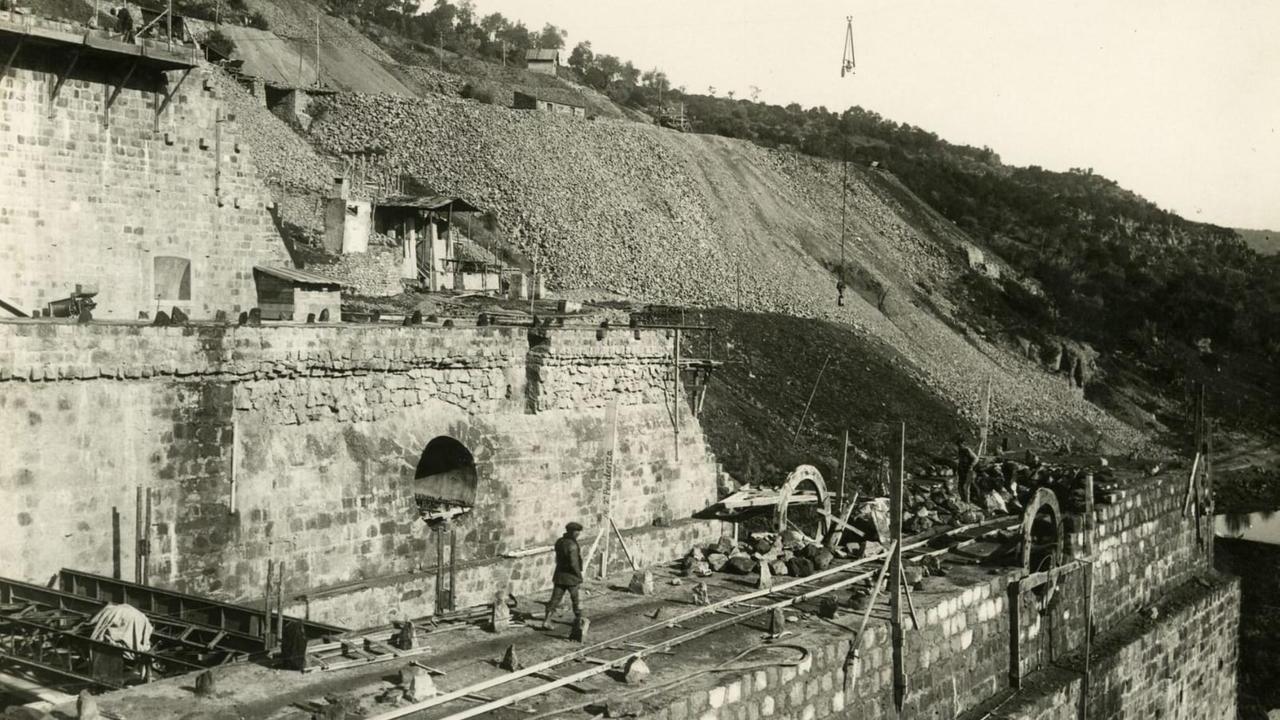 Un'immagine d'epoca della costruzione della diga Santa Chiara