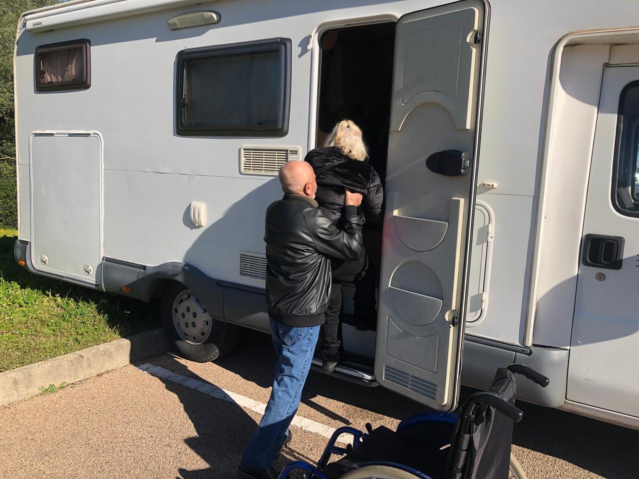 Olbia, marito e moglie con disabilità vivono in camper da 5 anni: «Siamo disperati»