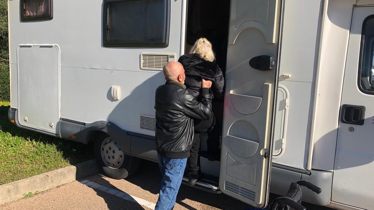 Olbia, marito e moglie con disabilità vivono in camper da 5 anni: «Siamo disperati»