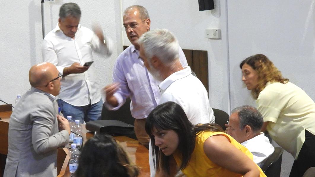 Il sindaco Massimiliano Sanna discute con i consiglieri di minoranza