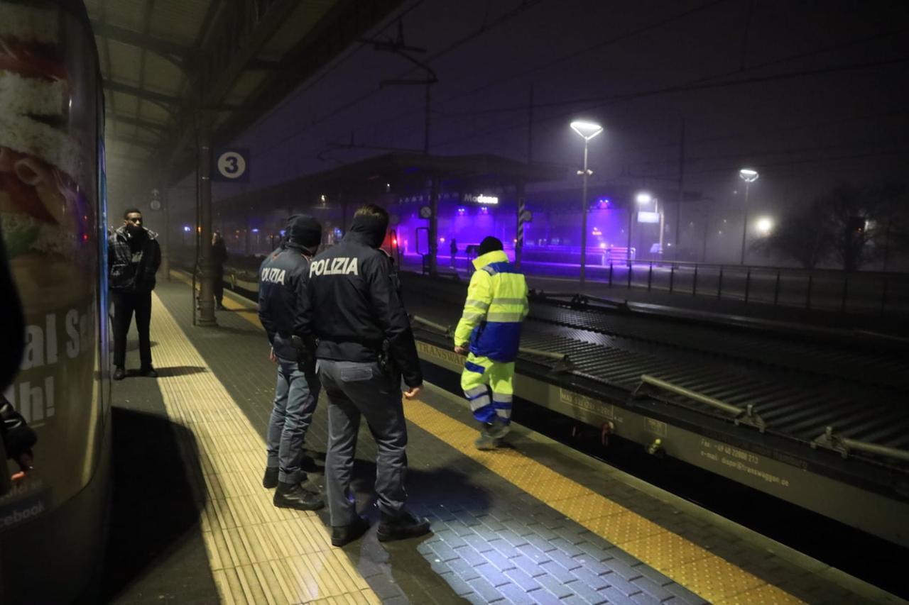 Modena, muore donna travolta da treno merci in stazione - Gazzetta di ...
