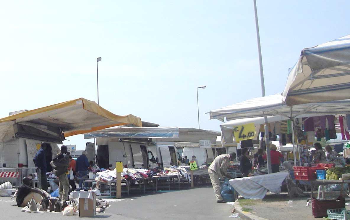 Livorno, la partita di calcio si posticipa: via libera al mercatino di domenica 22