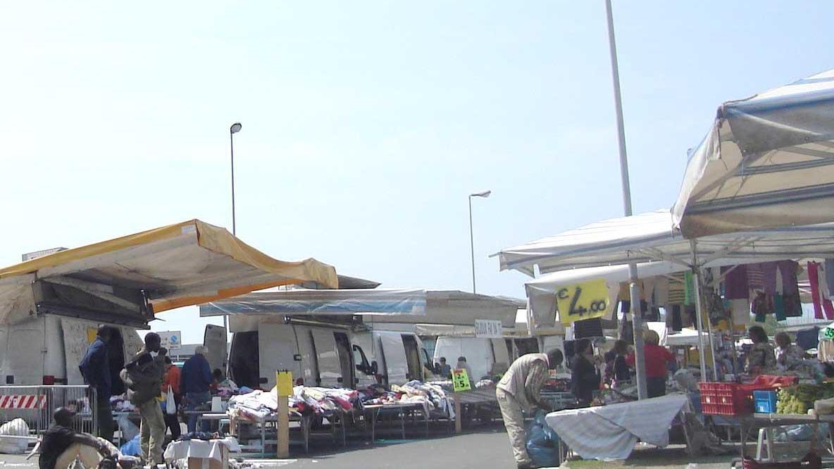 Livorno, la partita di calcio si posticipa: via libera al mercatino di domenica 22