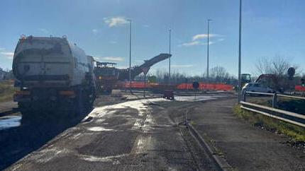 Pontedera, rotatoria chiusa e traffico in tilt: investita vigilessa in servizio