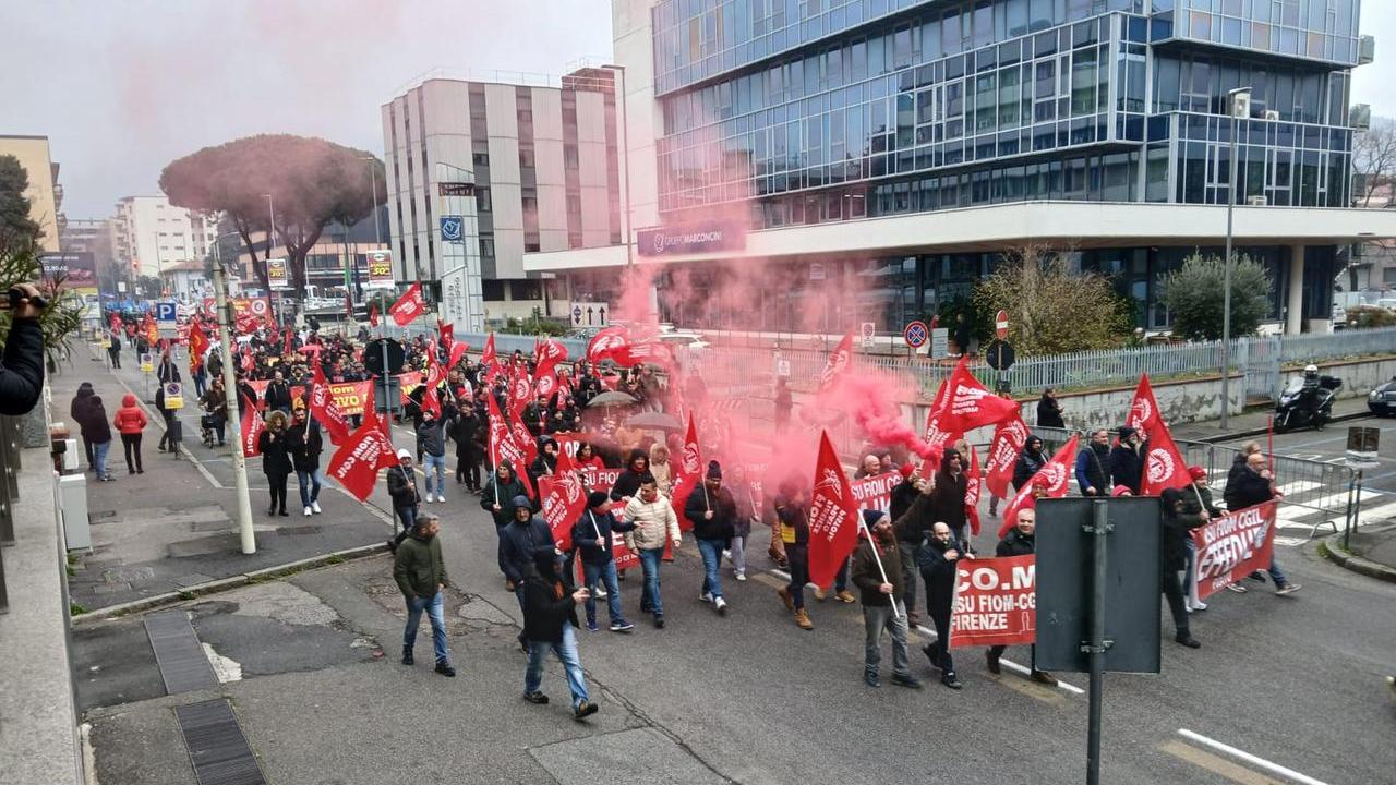 Il corteo dei metalmeccanici in via Valentini