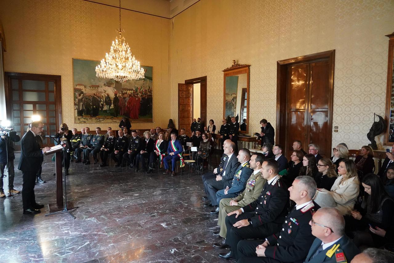 
	A sinistra il prefetto Giancarlo Dionisi, a destra (seduti in prima fila) gli otto insigniti (foto Franco Silvi)

