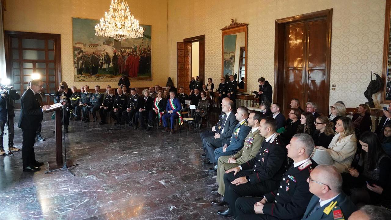 A sinistra il prefetto Giancarlo Dionisi, a destra (seduti in prima fila) gli otto insigniti (foto Franco Silvi)