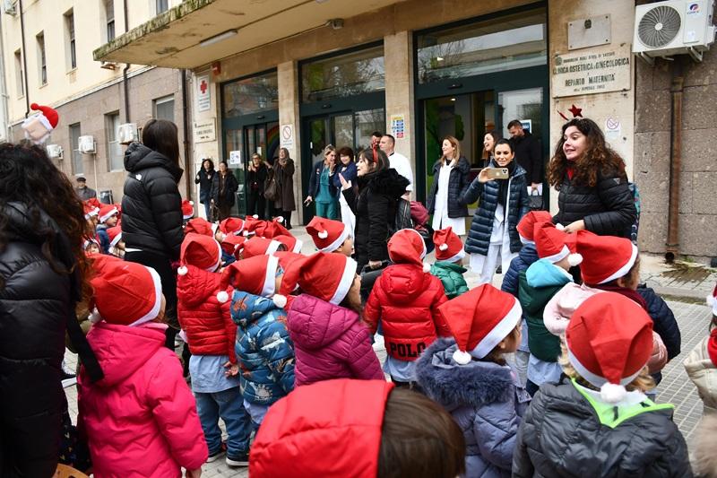 Un corteo di piccoli “Babbi Natale” riempie di gioia i piazzali degli ospedali di Sassari