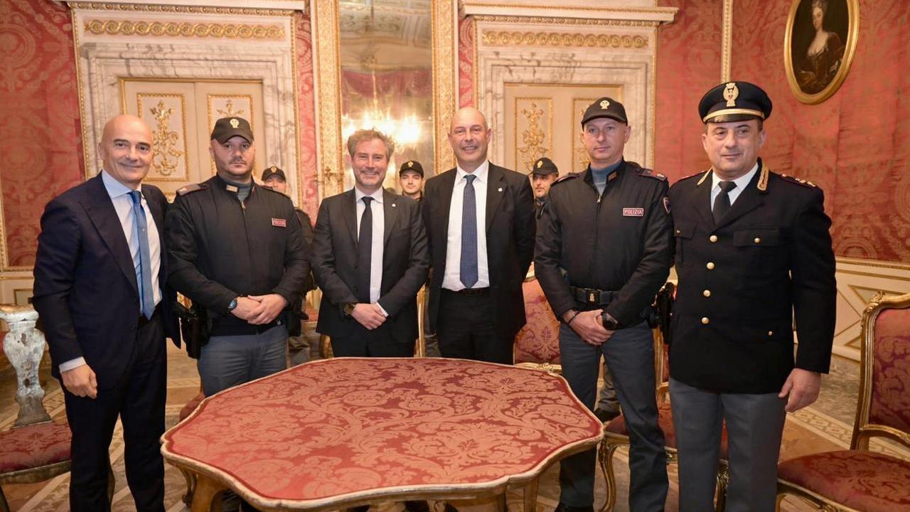 Lucca, inseguimento con arresti: il grazie del Comune ai due poliziotti