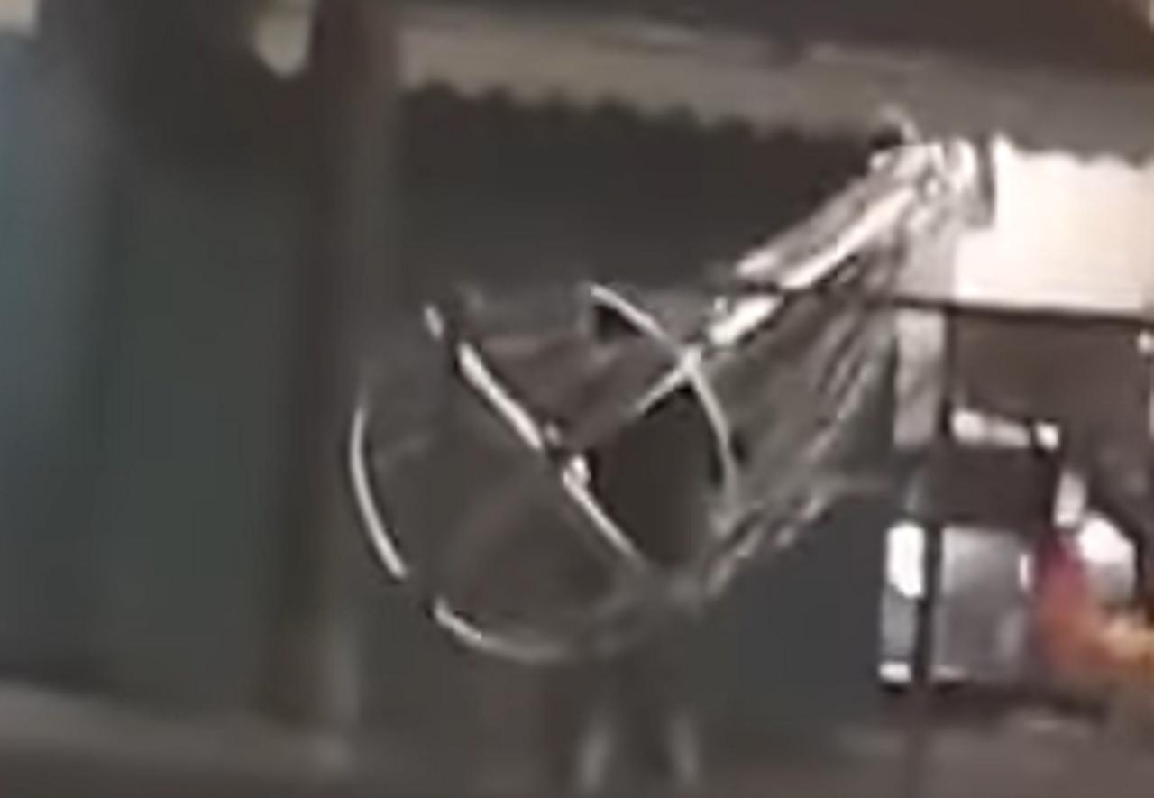 
	Un'immagine del ladro in azione con l'albero in spalla da un video girato da un testimone

