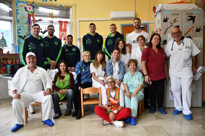 I giganti della Dinamo portano la magia del Natale nel reparto di Pediatria