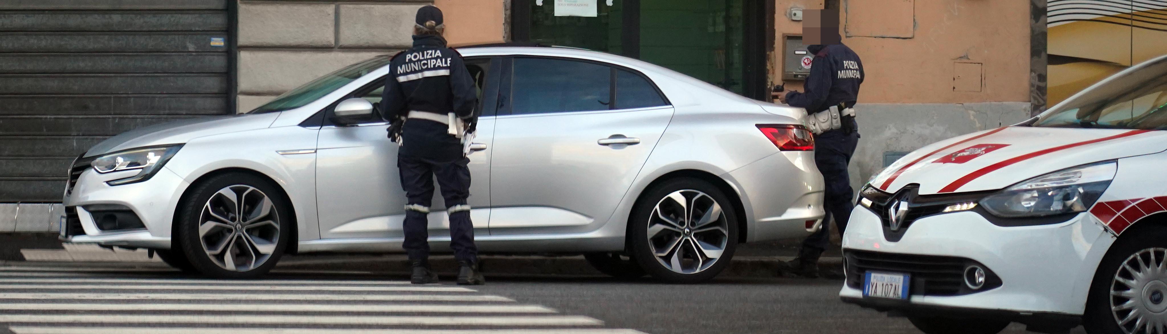 Controlli della municipale in via Grande (foto d'archivio)