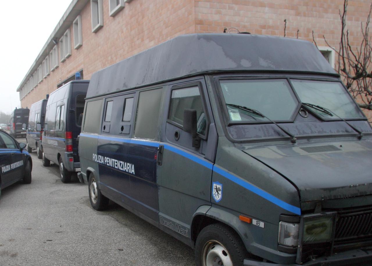 
	Mezzi della polizia penitenziaria (foto d'archivio)

