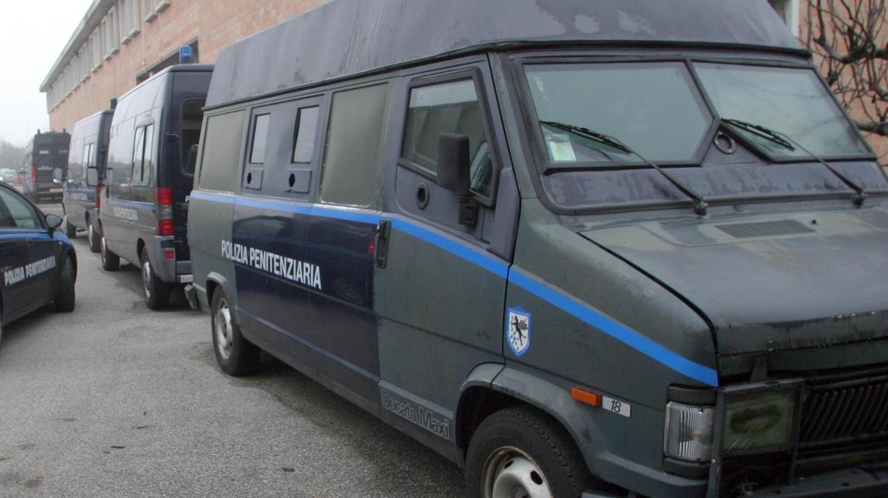 Mezzi della polizia penitenziaria (foto d'archivio)