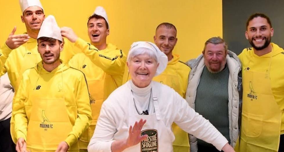 
	Il calciatori del Modena a lezione dalla sfoglina


