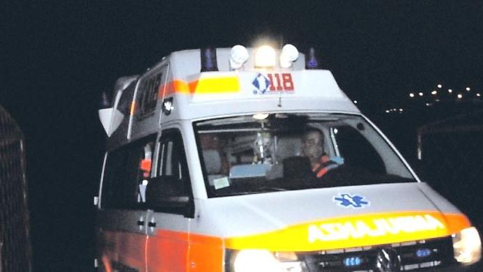 Scontro tra auto, una si ribalta