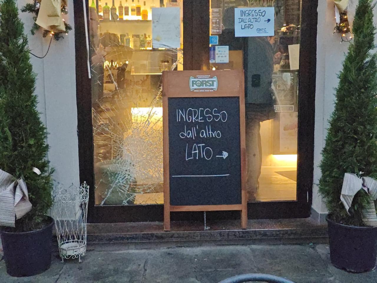 Prato, tentano di sfondare la vetrina del Bar Coppini in piazza Duomo
