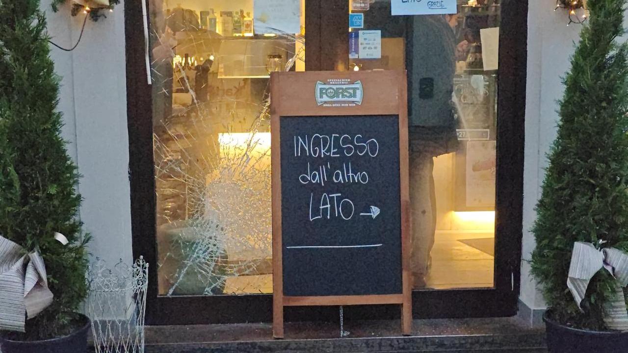 Prato, tentano di sfondare la vetrina del Bar Coppini in piazza Duomo
