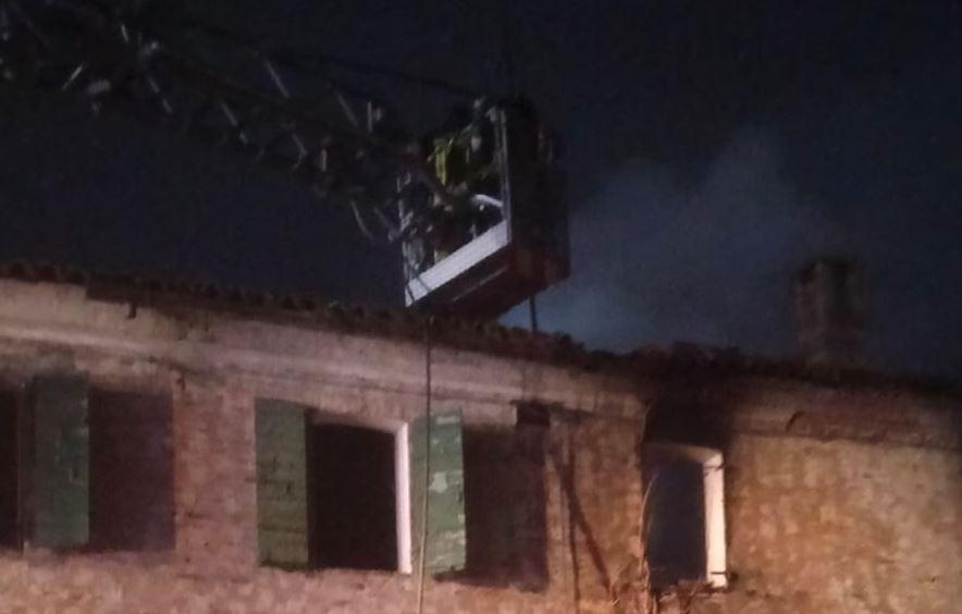Casolare a fuoco a Rovereto, notte di lavoro per i pompieri