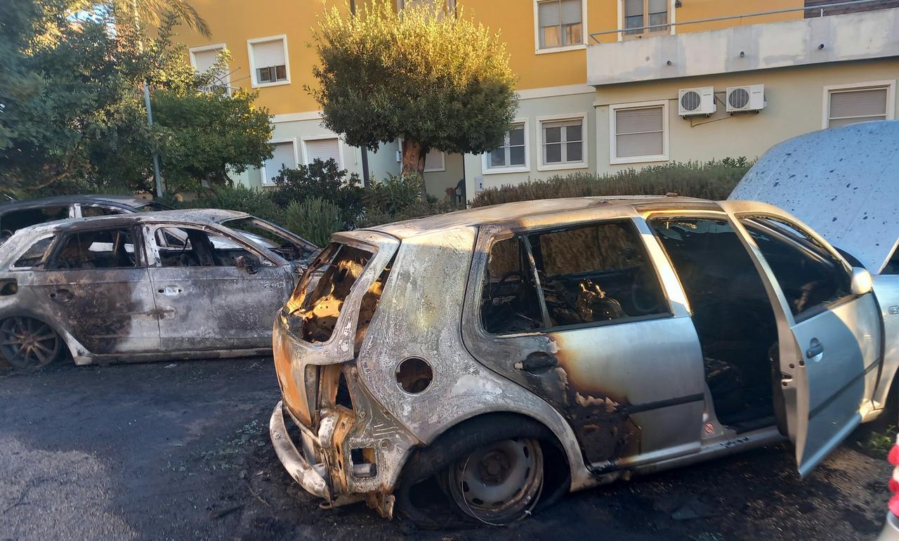 Bombe, attentati e 25 auto bruciate: allarme sicurezza a Siniscola