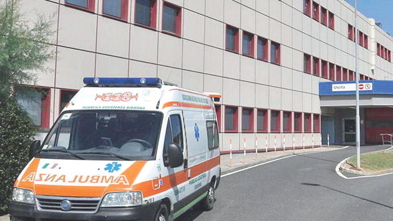Un'ambulanza di fronte al pronto soccorso di Cecina (foto d'archivio)