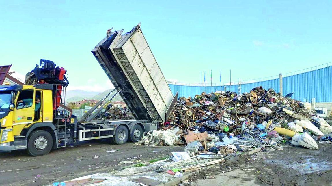 I detriti dell'alluvione nel parcheggio del palazzetto dello sport di Maliseti