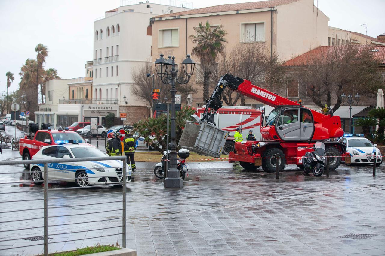 Alghero il camion gru Manitou in piazza Sulis