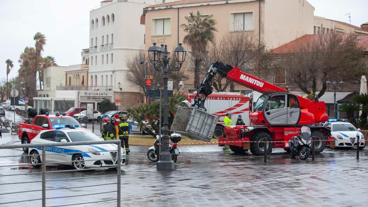 Alghero il camion gru Manitou in piazza Sulis