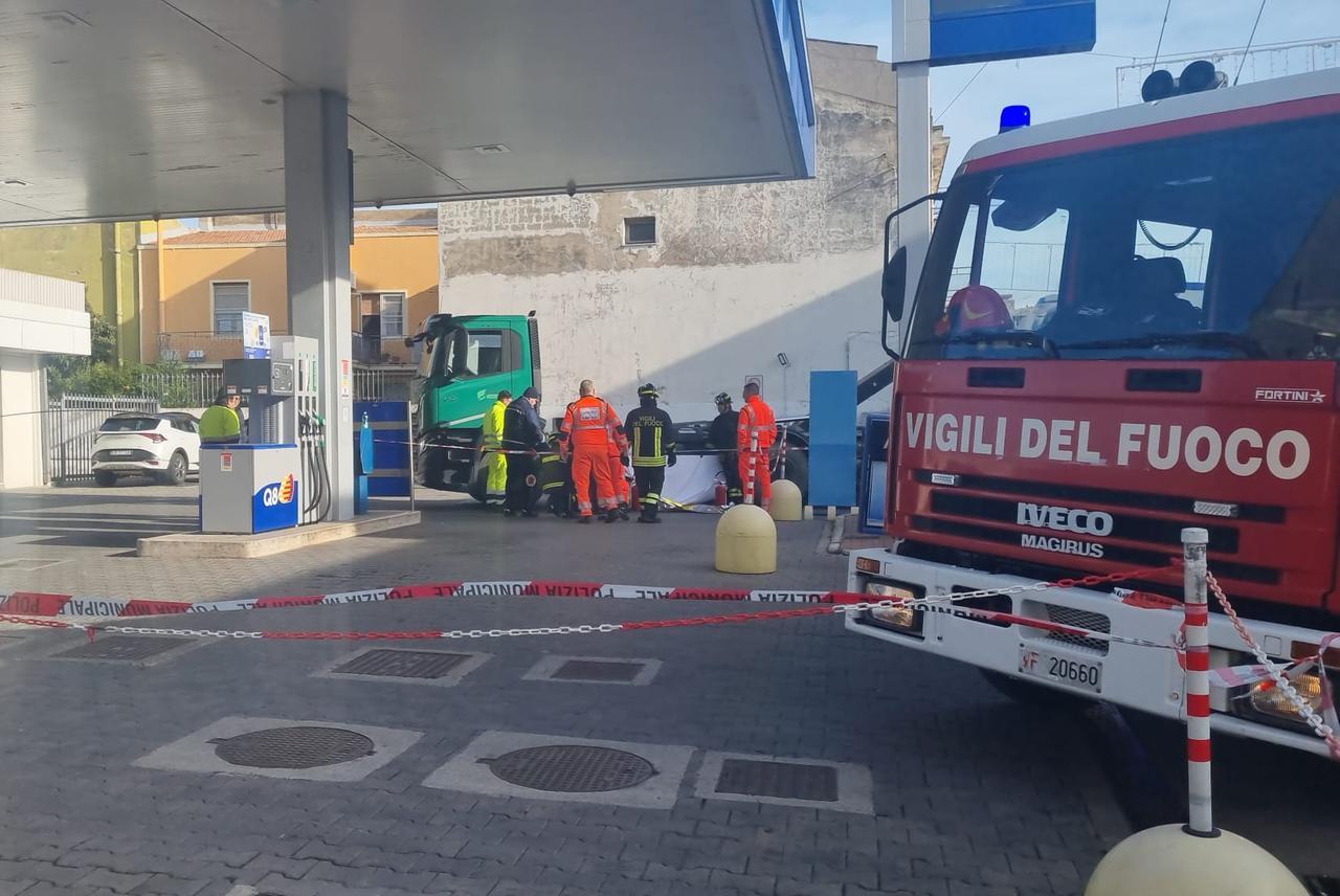 
	Il piazzale del distributore di Sorso dove &egrave; avvenuta la tragedia <em>(foto Mauro Chessa)</em>


