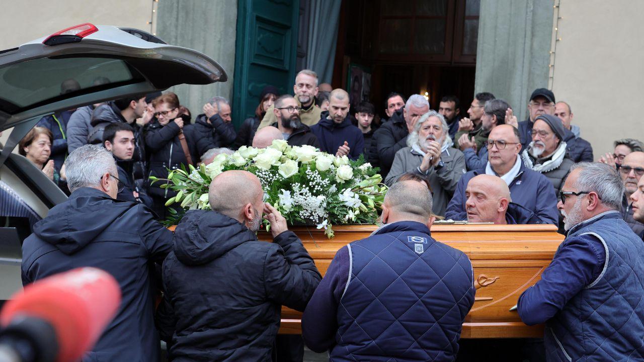 
	L'uscita dalla chiesa del feretro di Davide Baronti (Foto di Franco Silvi)

