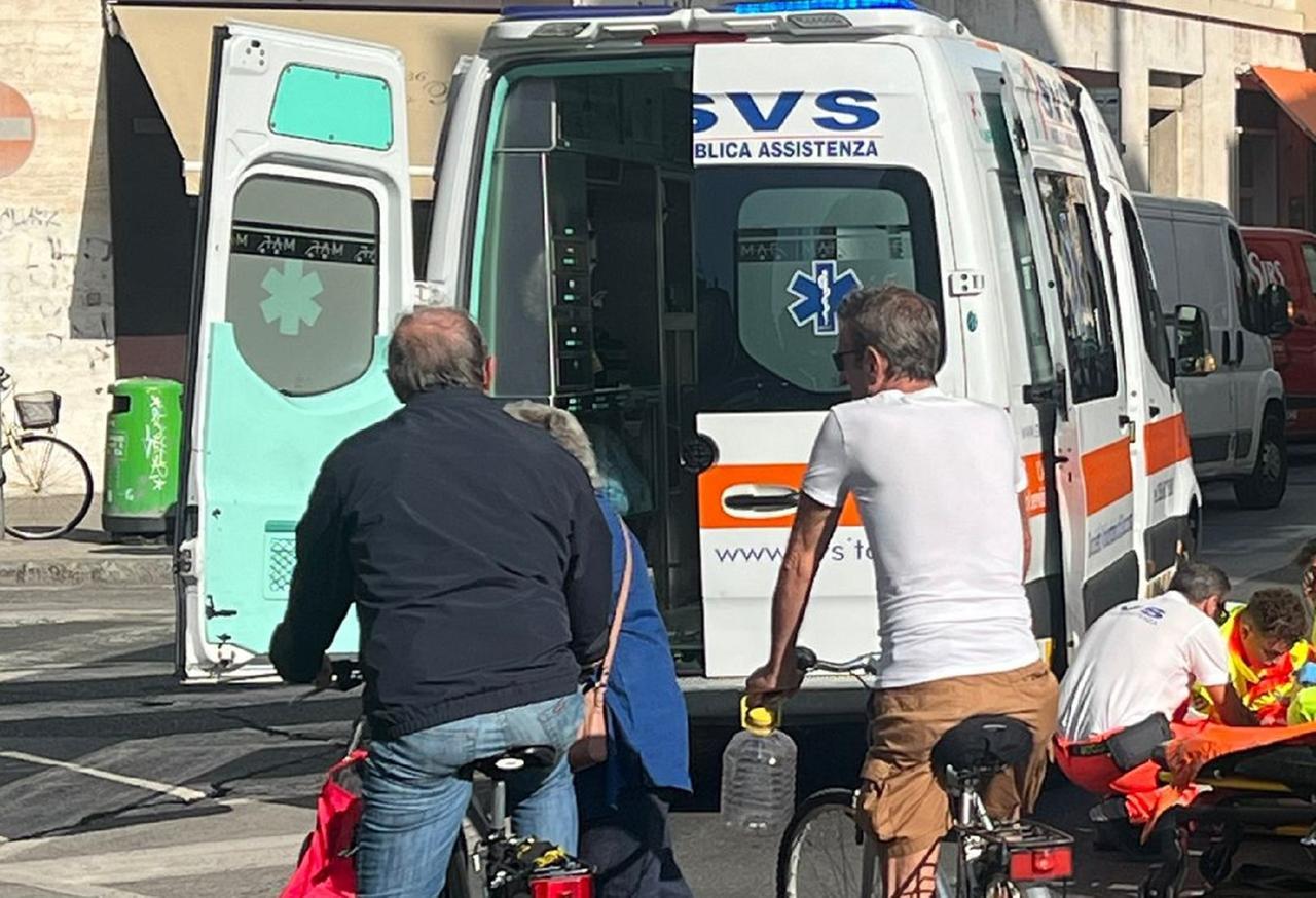 
	Un'ambulanza della Svs e i soccorritori (foto d'archivio)

