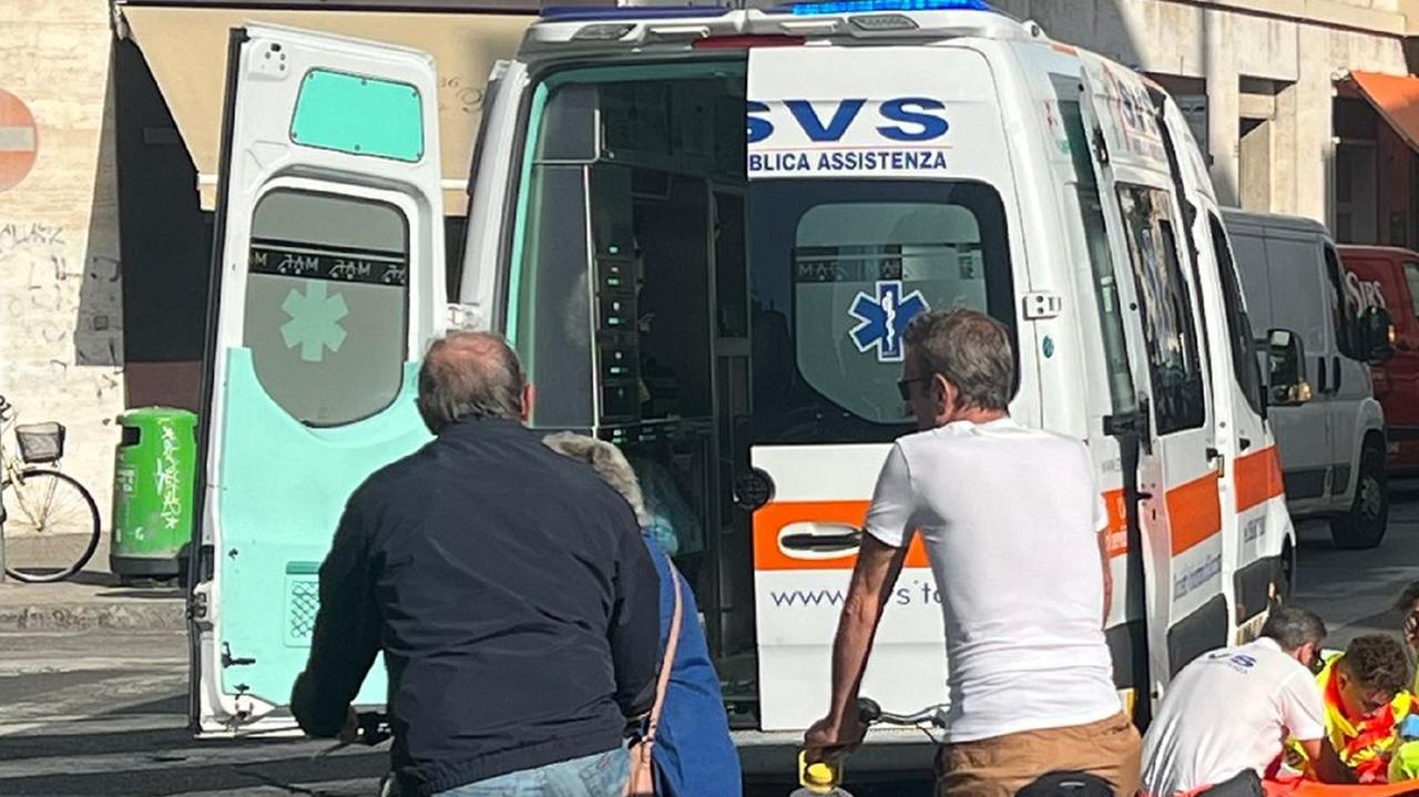 Un'ambulanza della Svs e i soccorritori (foto d'archivio)