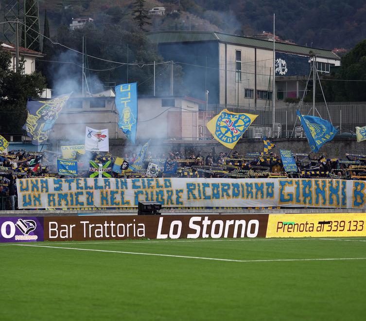 La Curva nord dei tifosi della Carrarese