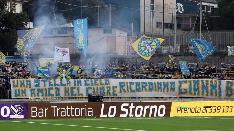 La Curva nord dei tifosi della Carrarese