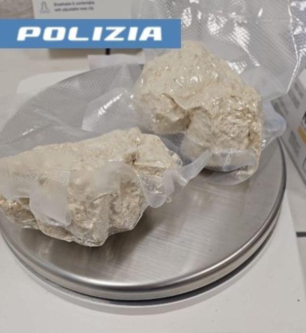 Era ai domiciliari ma spacciava eroina: arrestato