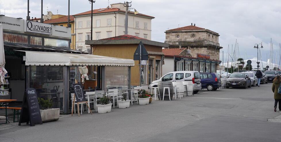 
	Due delle attivit&agrave; presenti sul ponte dei francesi: Quo Vadis e Aragosta (Foto di Franco Silvi)


