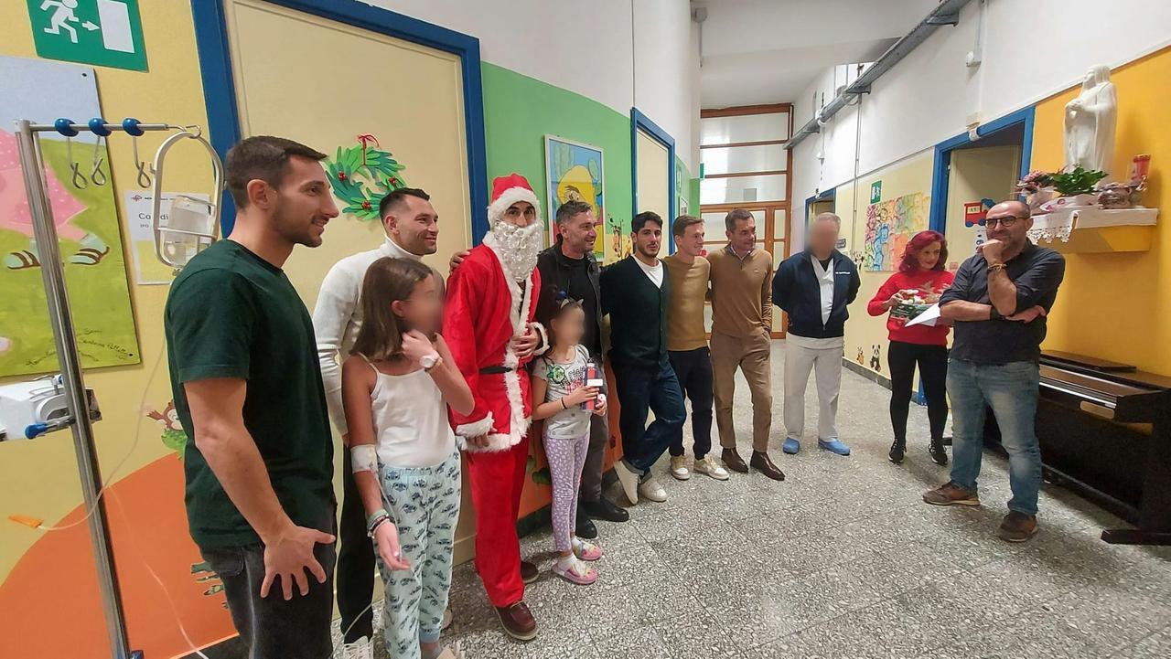 La Torres porta il sorriso ai piccoli della Pediatria, Riccardo Idda è Babbo Natale