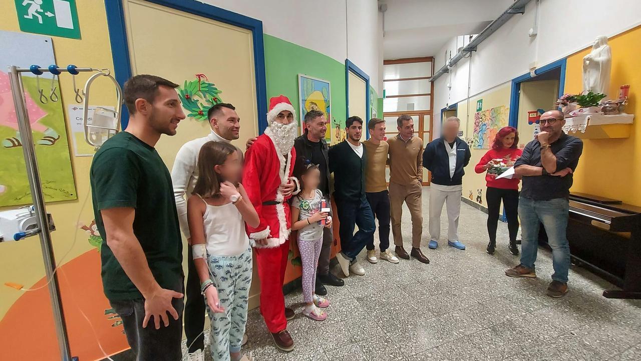 La Torres porta il sorriso ai piccoli della Pediatria, Riccardo Idda è Babbo Natale