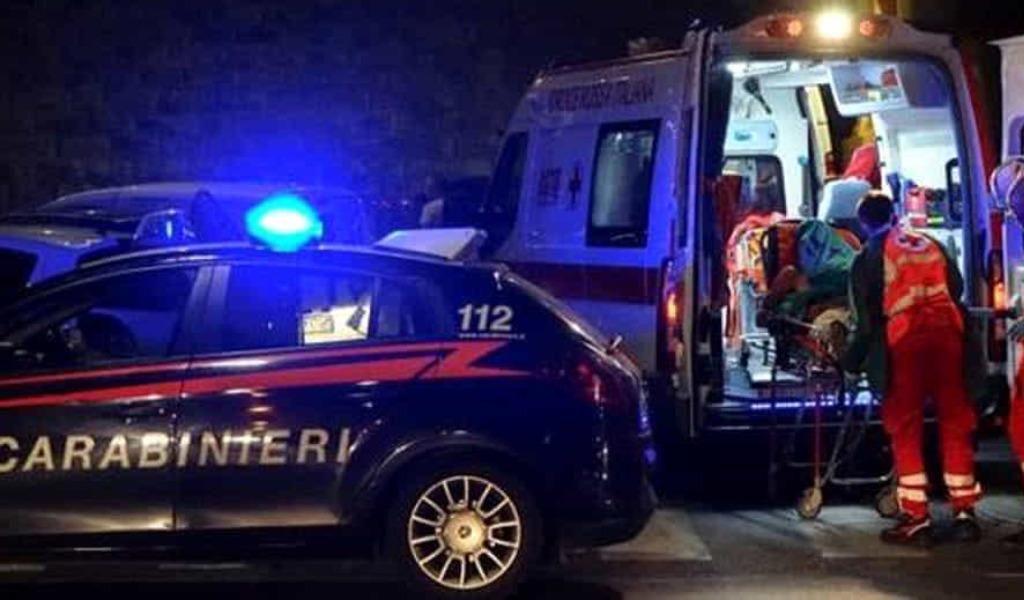 
	Una pattuglia dei carabinieri e un'ambulanza (foto d'archivio)

