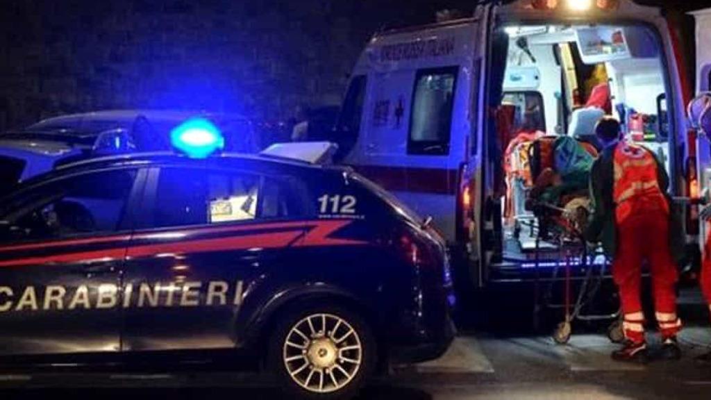 Una pattuglia dei carabinieri e un'ambulanza (foto d'archivio)