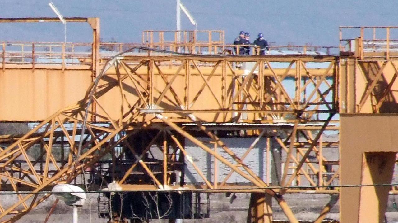 Una gru nello stabilimento Jsw Steel Italy