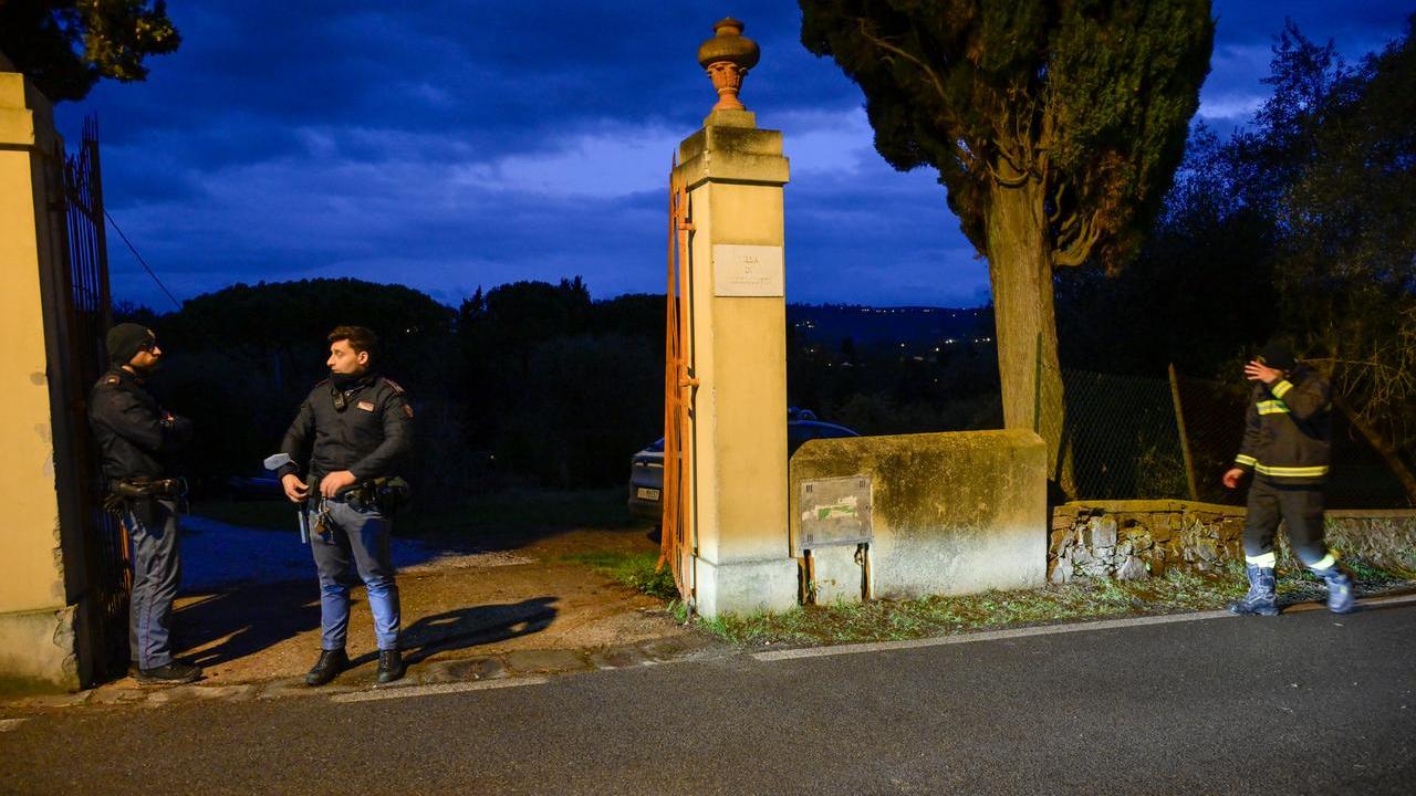 L'ingresso della villa in cui è avvenuta la tragedia 