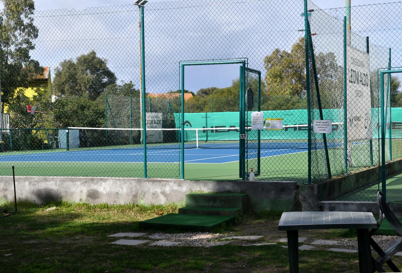 Uno dei campi dell’impianto gestito Tennis Club 70 di Torregrande
