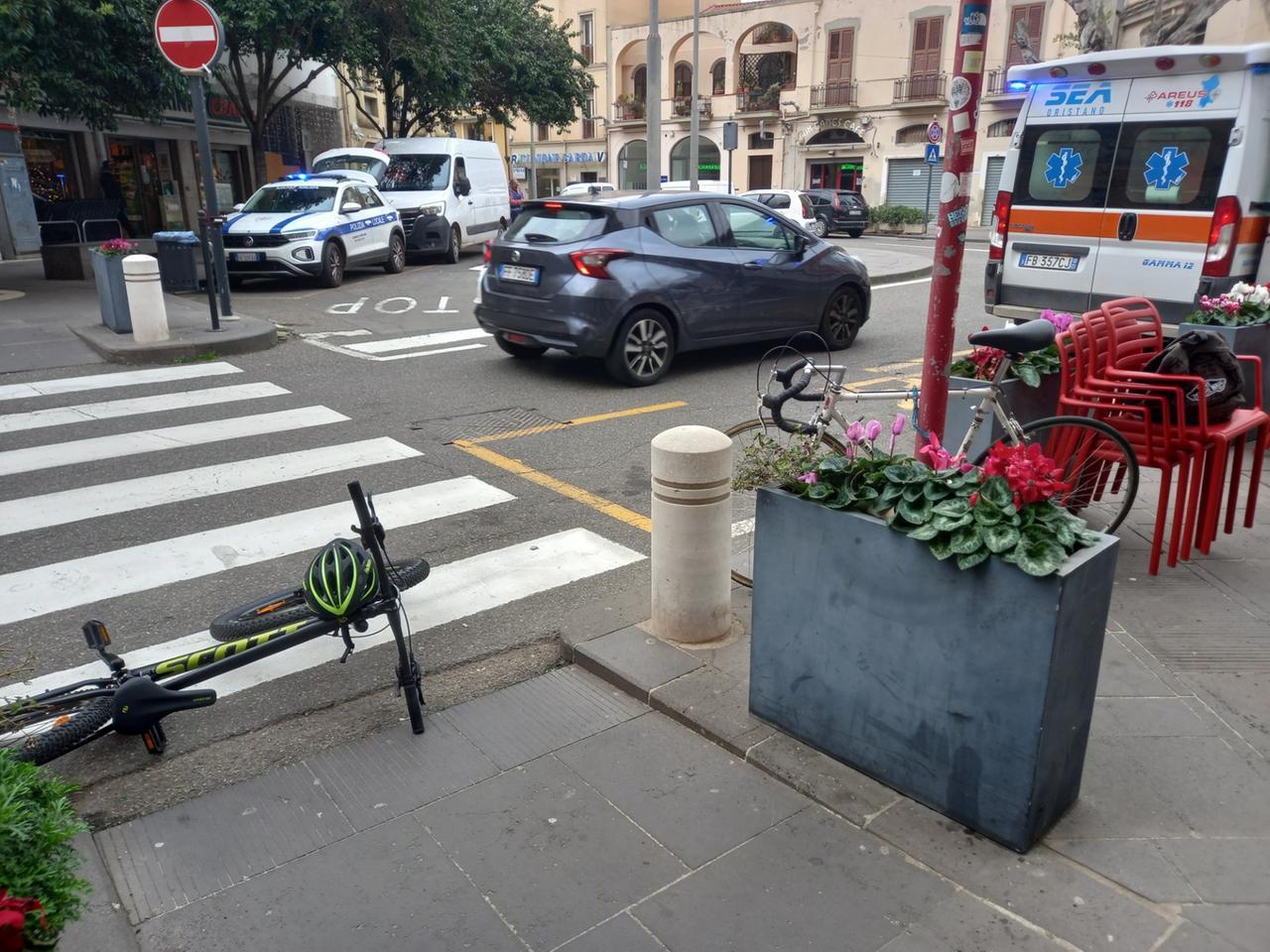 Scontro tra due ciclisti, uno di loro in ospedale