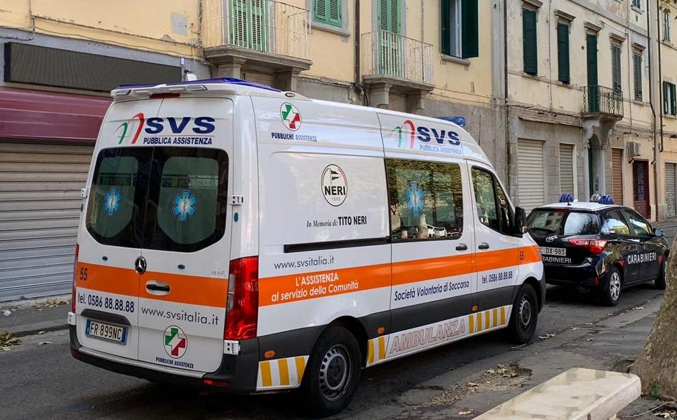 Un'ambulanza della Svs e una pattuglia dei carabinieri (foto d'archivio)