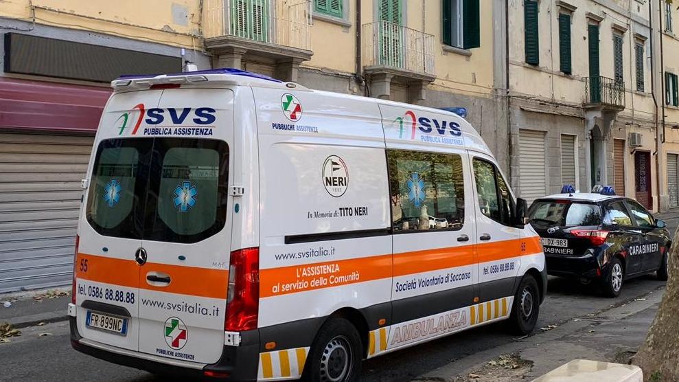 Un'ambulanza della Svs e una pattuglia dei carabinieri (foto d'archivio)