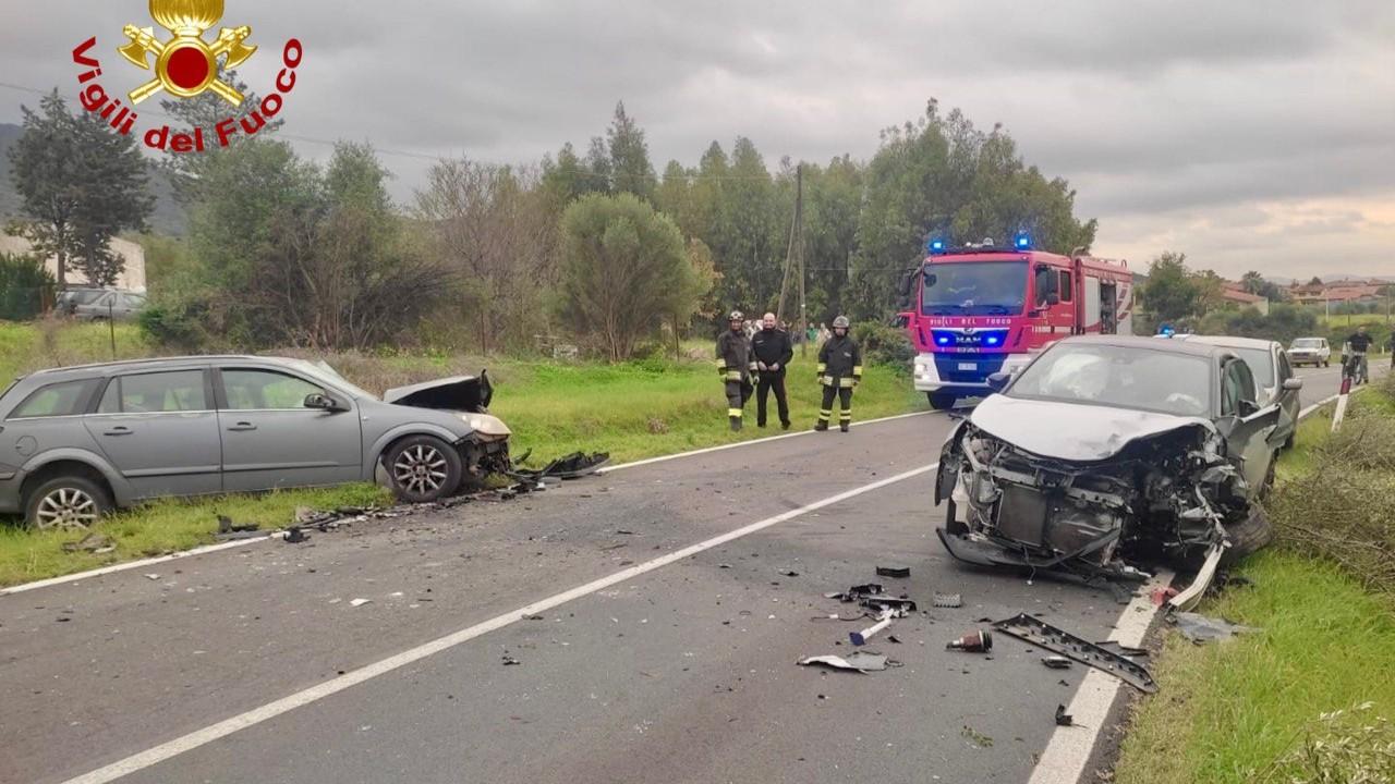 Due auto si scontrano sulla statale 293: un militare 25enne in codice rosso