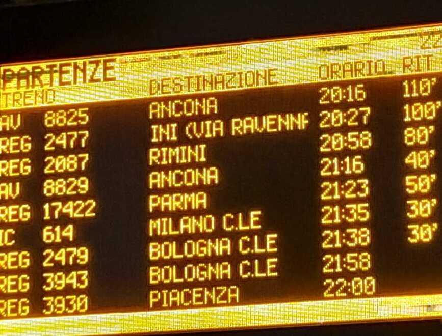 Treni, una serata da incubo per i modenesi: ritardi e pendolari al gelo