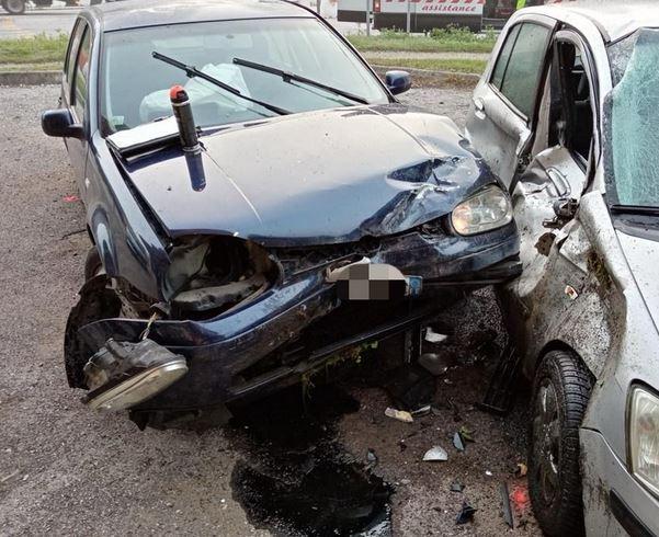 Ferrara, provoca l’incidente poi finge il furto della propria auto