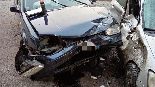 Ferrara, provoca l’incidente poi finge il furto della propria auto